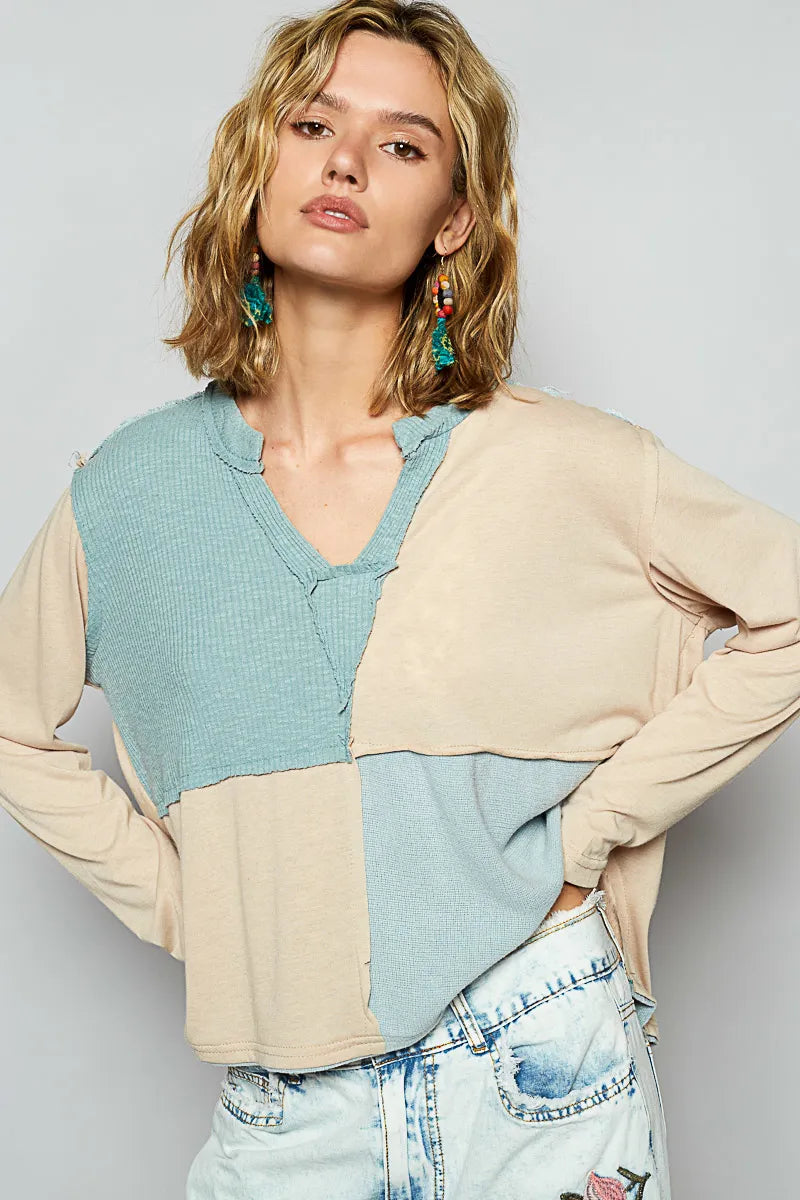 T-Shirt de Manga Larga con Bloques de Color y Escote en V – Estilo Casual con Toque Moderno