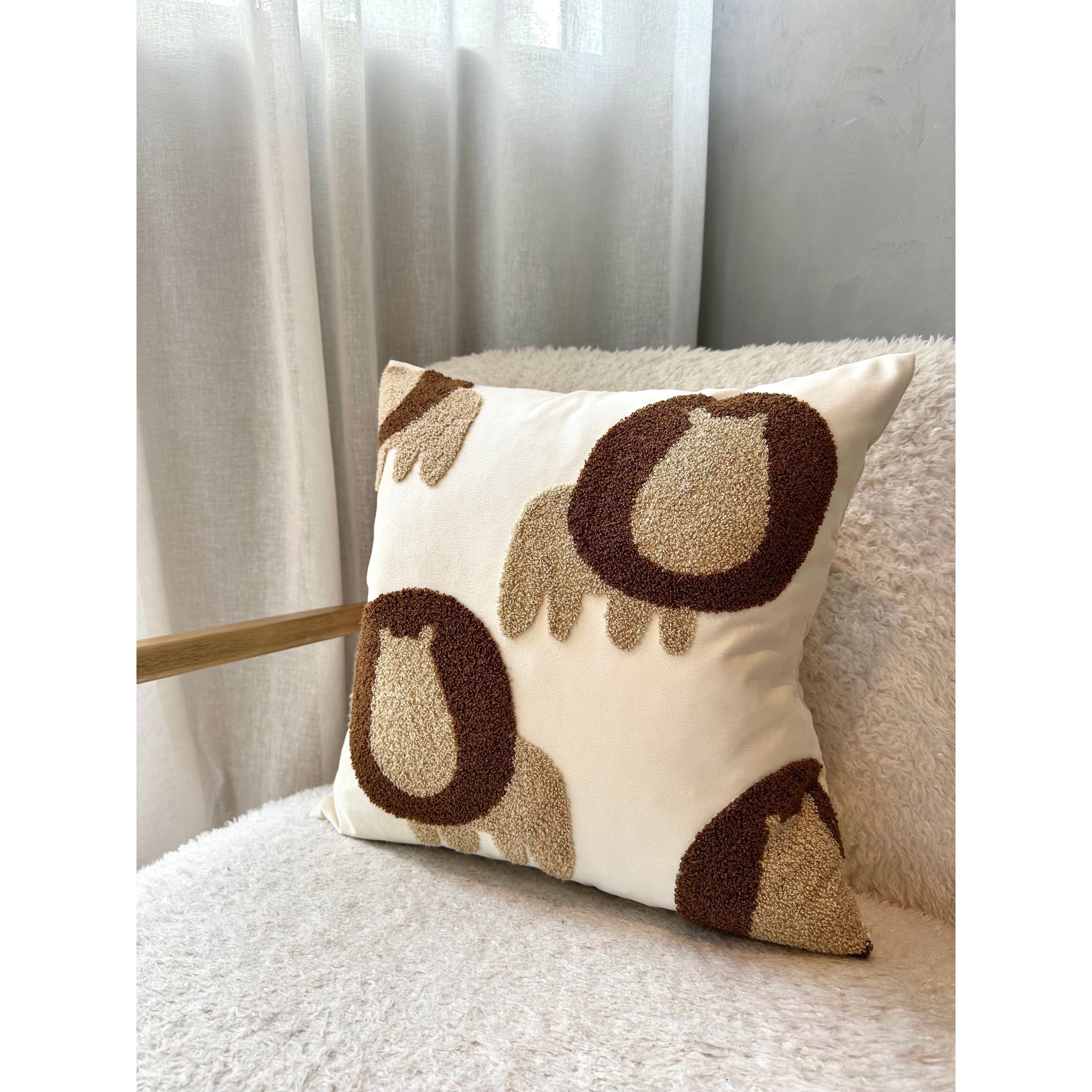 unda de Cojín Infantil León Bordado – Terciopelo Suave (18x18")