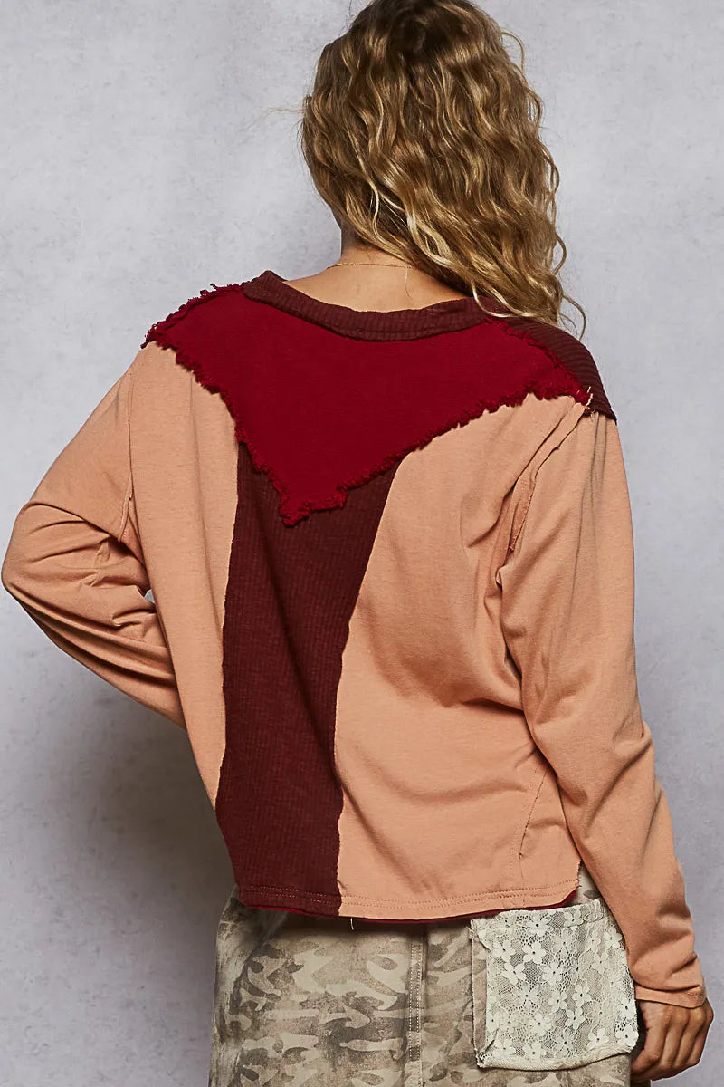 🖤 T-Shirt de Bloques de Color con Cuello Abierto – Estilo casual con actitud