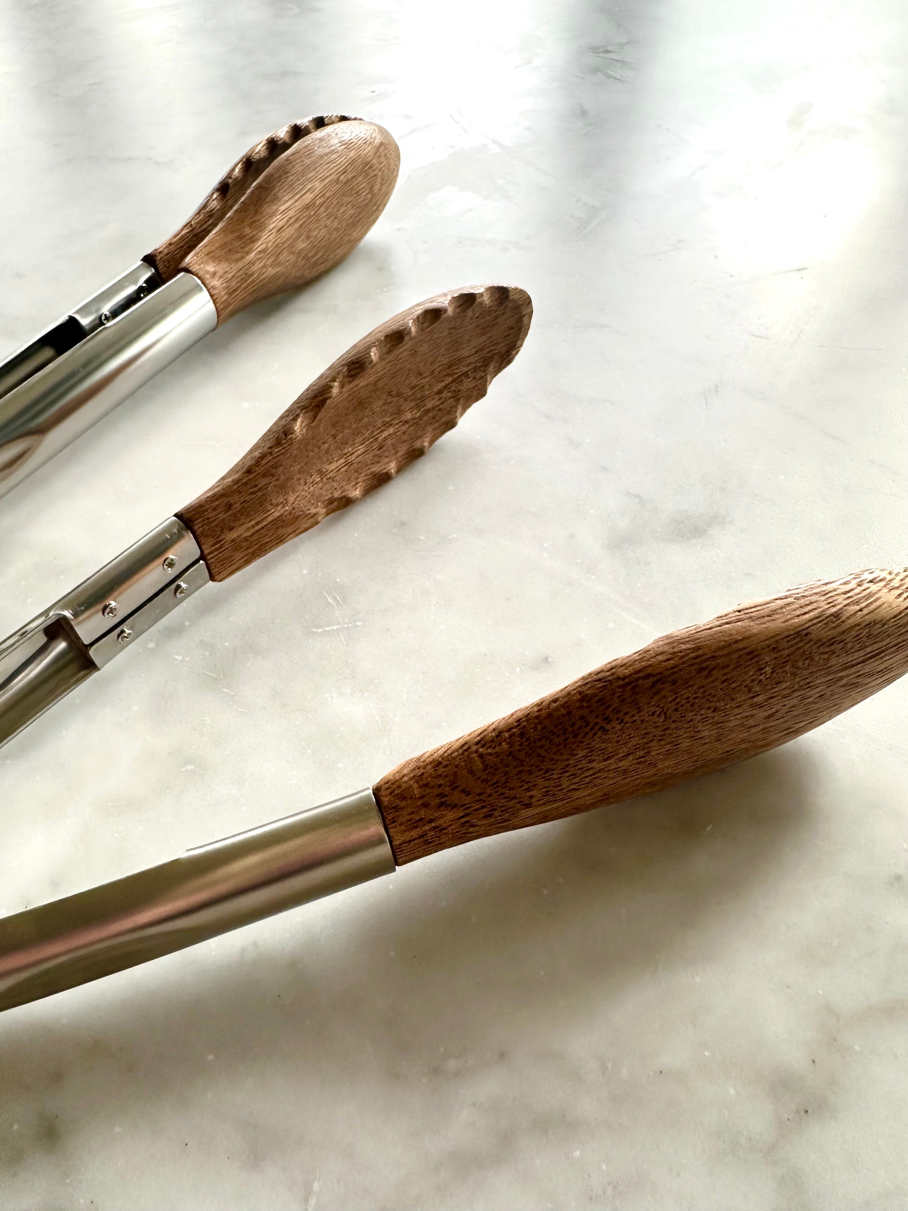 Set de Pinzas de Madera de Acacia (2 piezas) – Estilo y Precisión para tu Cocina
