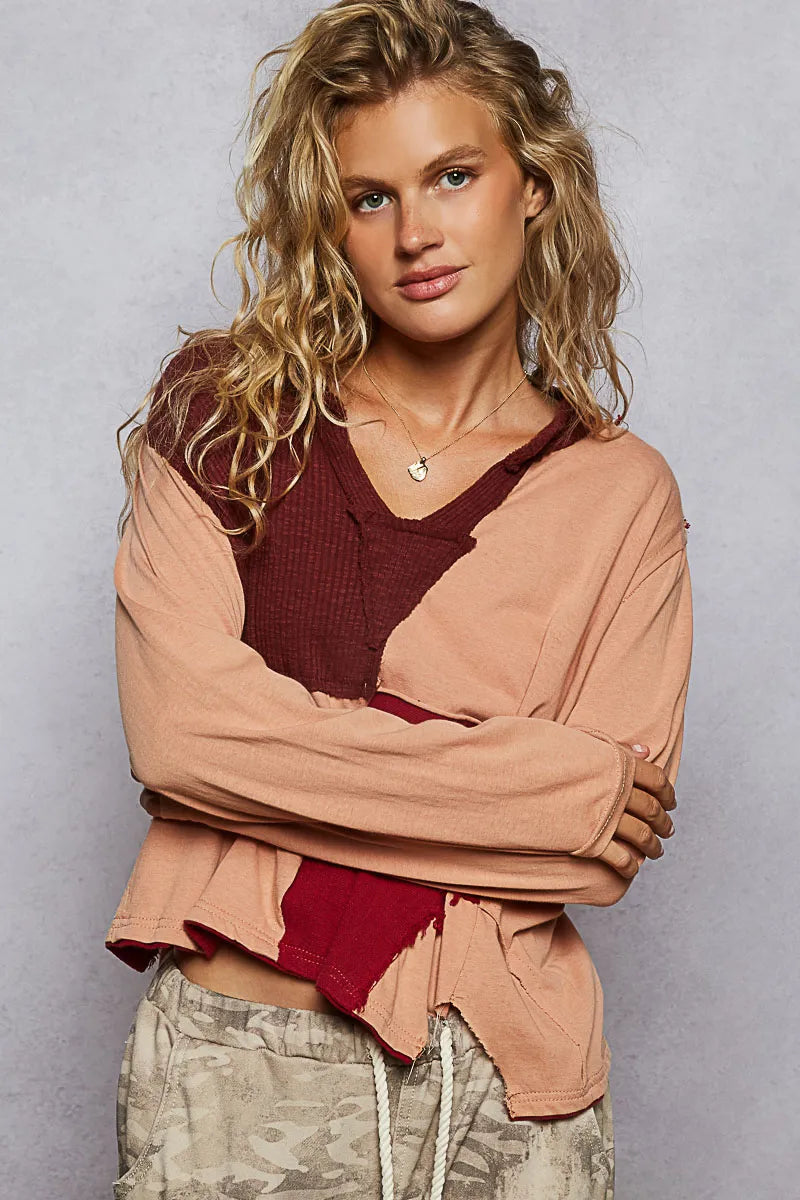 🖤 T-Shirt de Bloques de Color con Cuello Abierto – Estilo casual con actitud