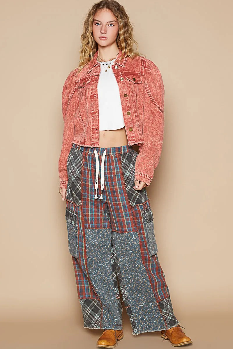 Chaqueta Denim Cropped con Botones y Dobladillo Crudo – Estilo Urbano sin Esfuerzo