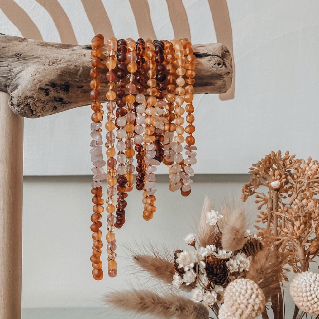 et de 24 Collares de Ámbar del Báltico + Exhibidor Artesanal en Madera de Deriva