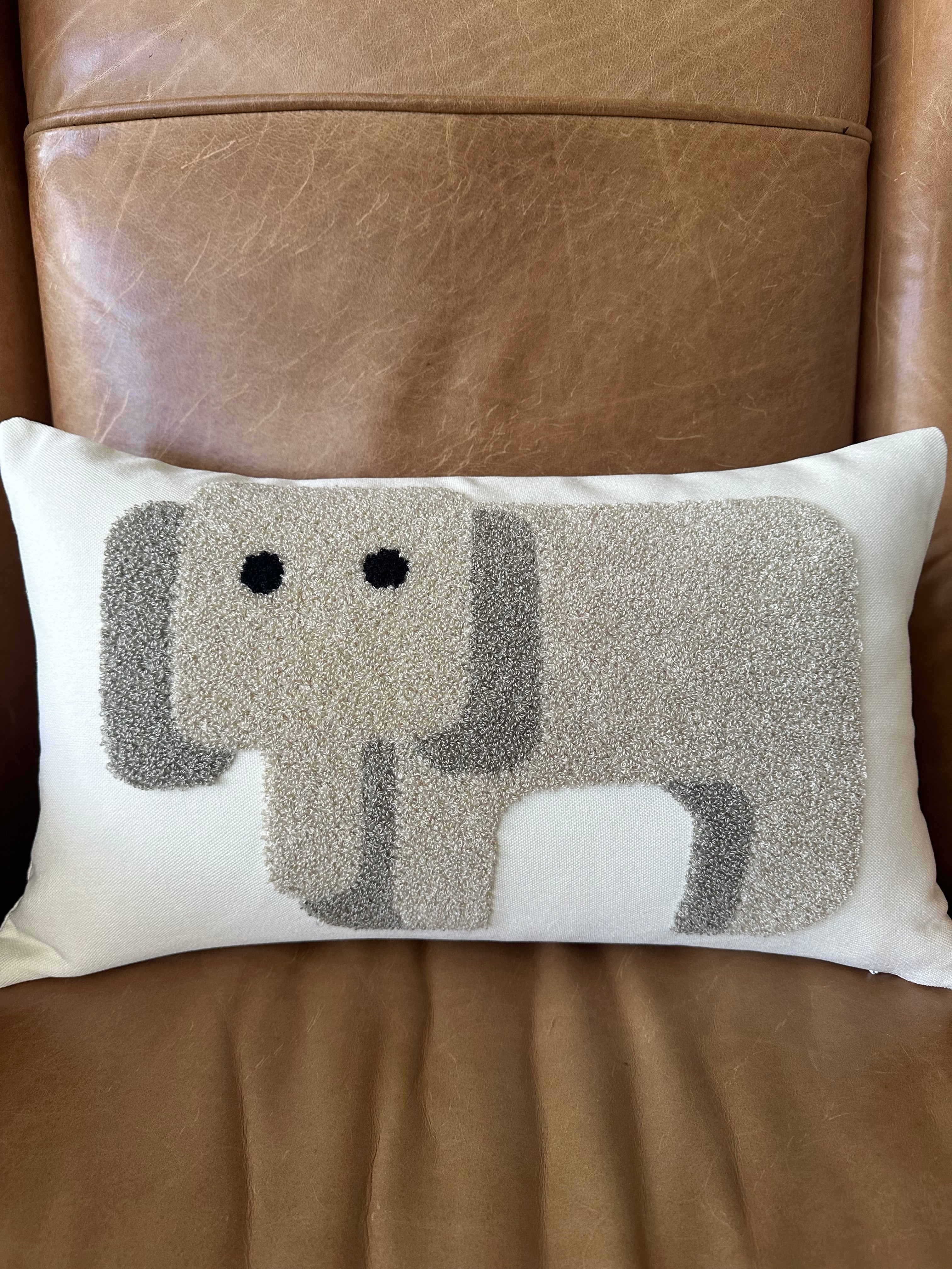 Funda de Cojín Lumbar Infantil Elefante Bordado – Dulzura y Encanto (12x20")