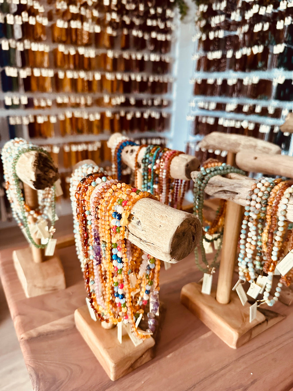 et de 24 Collares de Ámbar del Báltico + Exhibidor Artesanal en Madera de Deriva