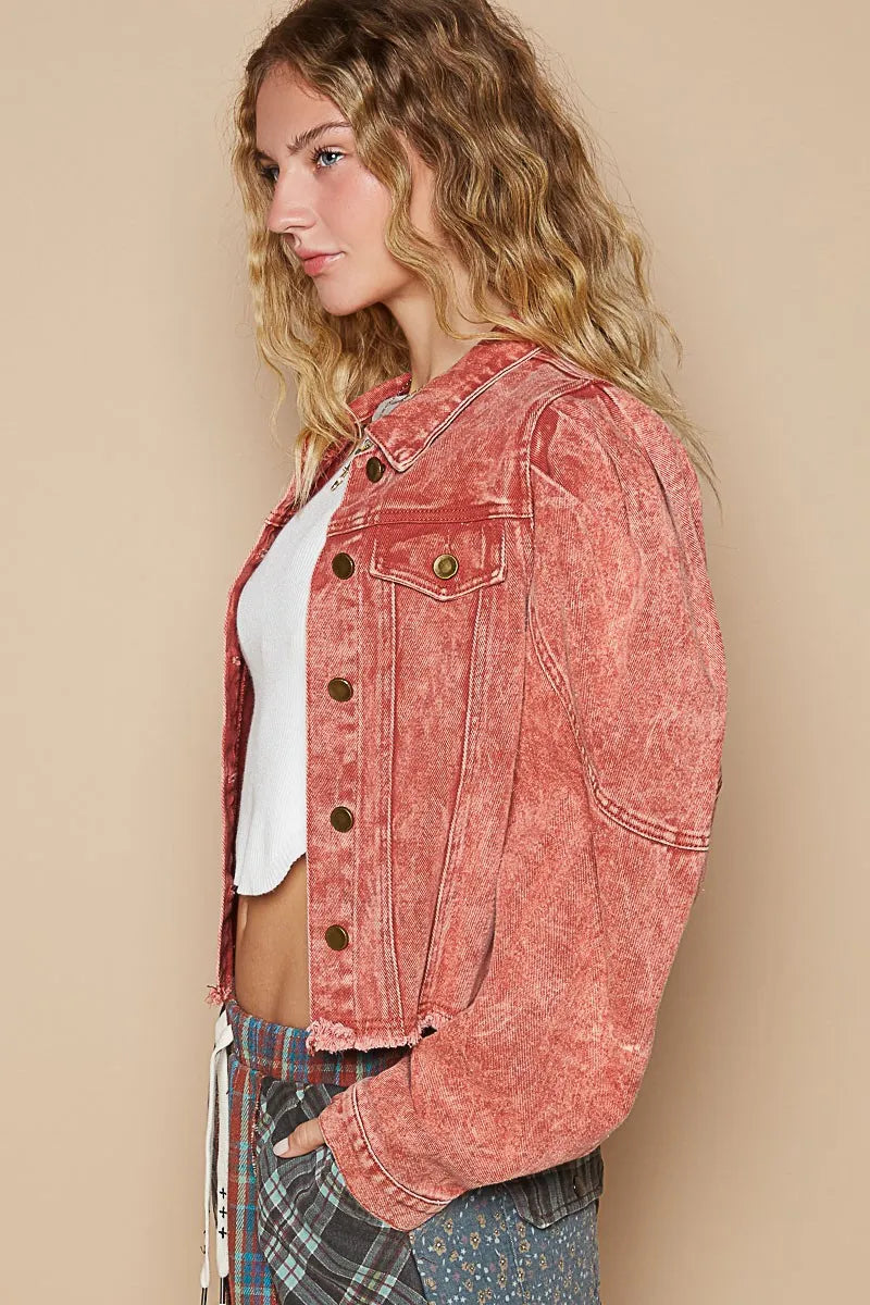 Chaqueta Denim Cropped con Botones y Dobladillo Crudo – Estilo Urbano sin Esfuerzo