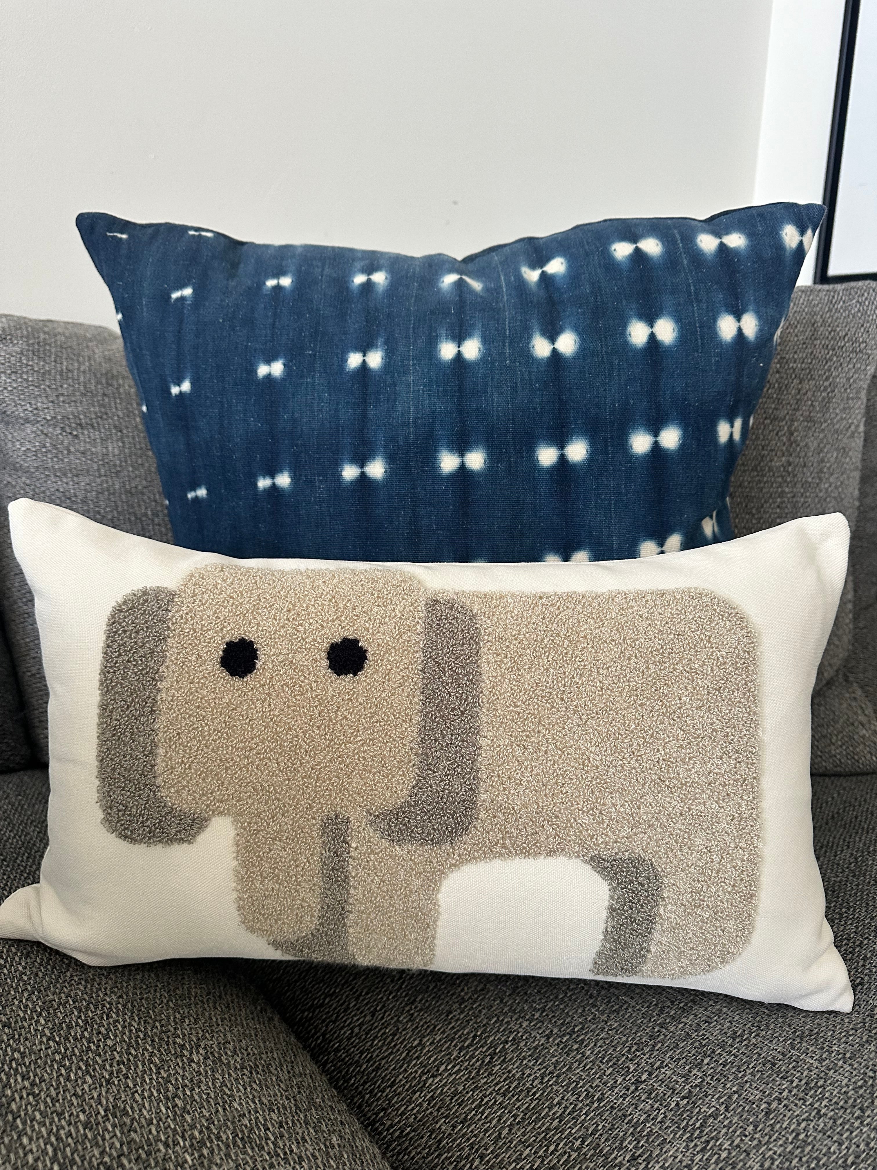 Funda de Cojín Lumbar Infantil Elefante Bordado – Dulzura y Encanto (12x20")