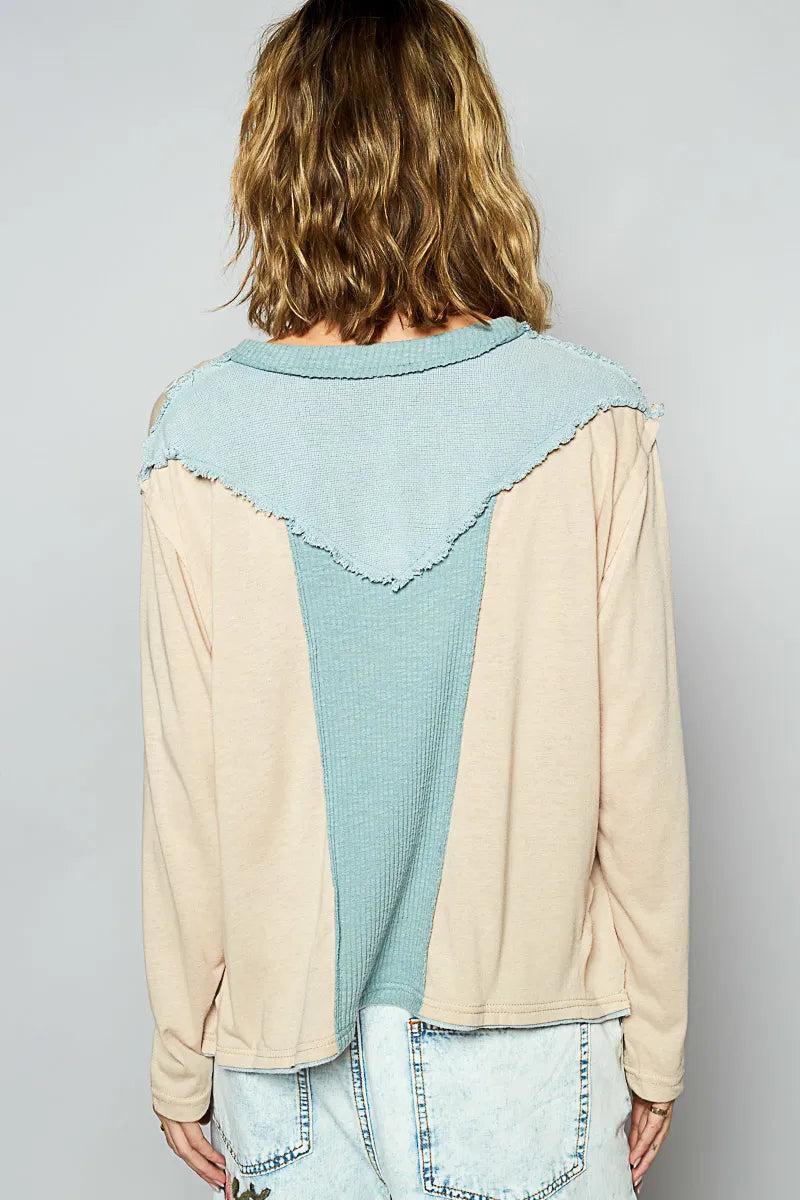 T-Shirt de Manga Larga con Bloques de Color y Escote en V – Estilo Casual con Toque Moderno