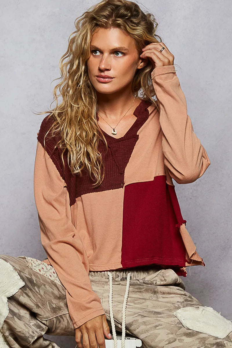 🖤 T-Shirt de Bloques de Color con Cuello Abierto – Estilo casual con actitud