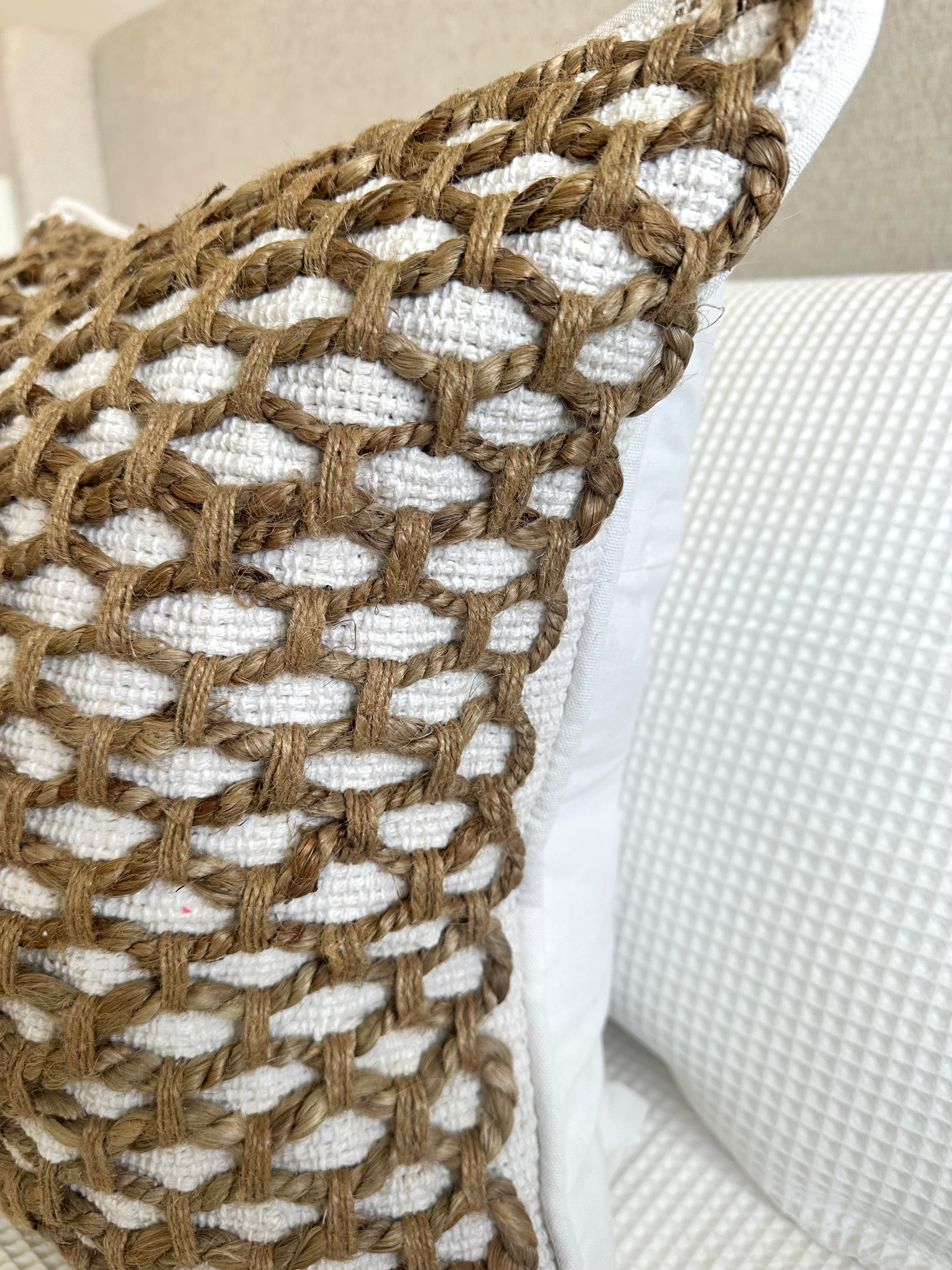 Trenzas de Tierra: Funda Boho en Yute y Algodón