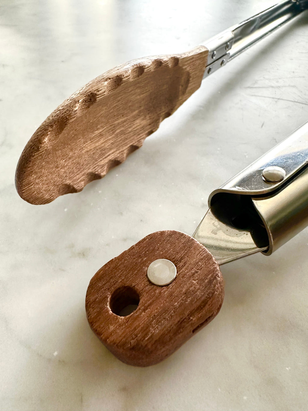 Set de Pinzas de Madera de Acacia (2 piezas) – Estilo y Precisión para tu Cocina