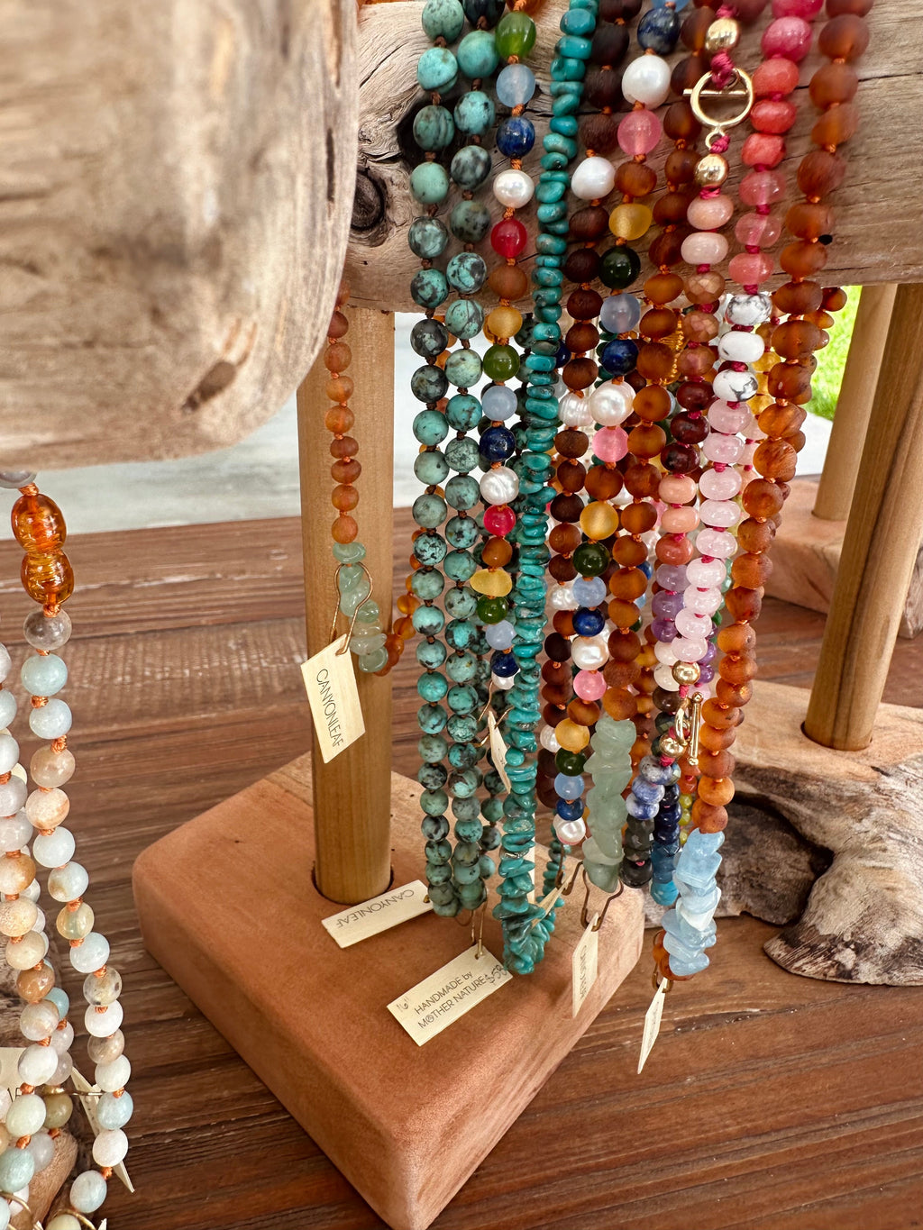 et de 24 Collares de Ámbar del Báltico + Exhibidor Artesanal en Madera de Deriva