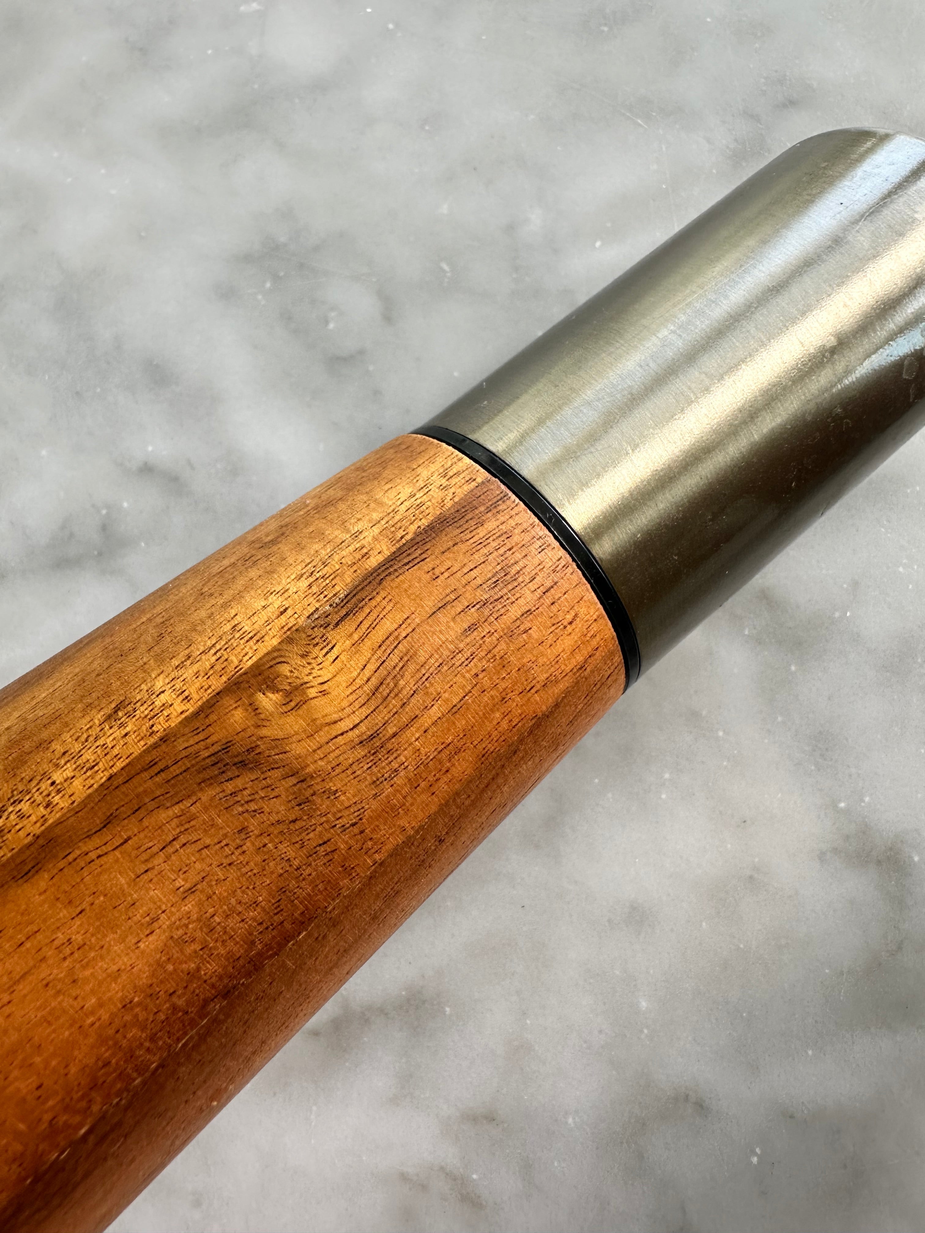 Acacia Dorada: Sal y Pimienta con Estilo