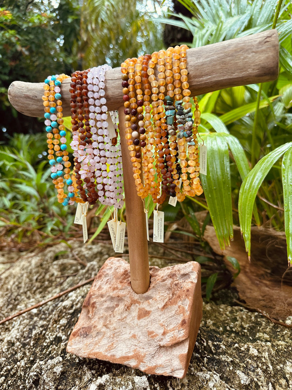 et de 24 Collares de Ámbar del Báltico + Exhibidor Artesanal en Madera de Deriva