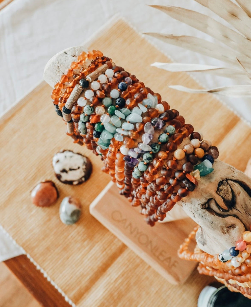 et de 24 Collares de Ámbar del Báltico + Exhibidor Artesanal en Madera de Deriva