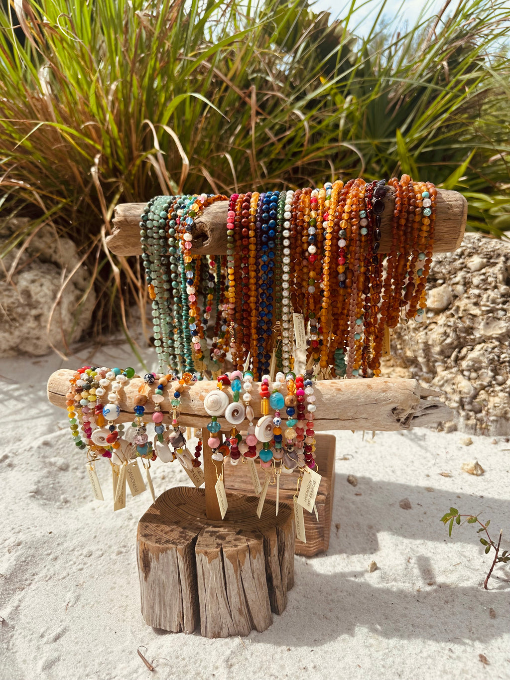 et de 24 Collares de Ámbar del Báltico + Exhibidor Artesanal en Madera de Deriva