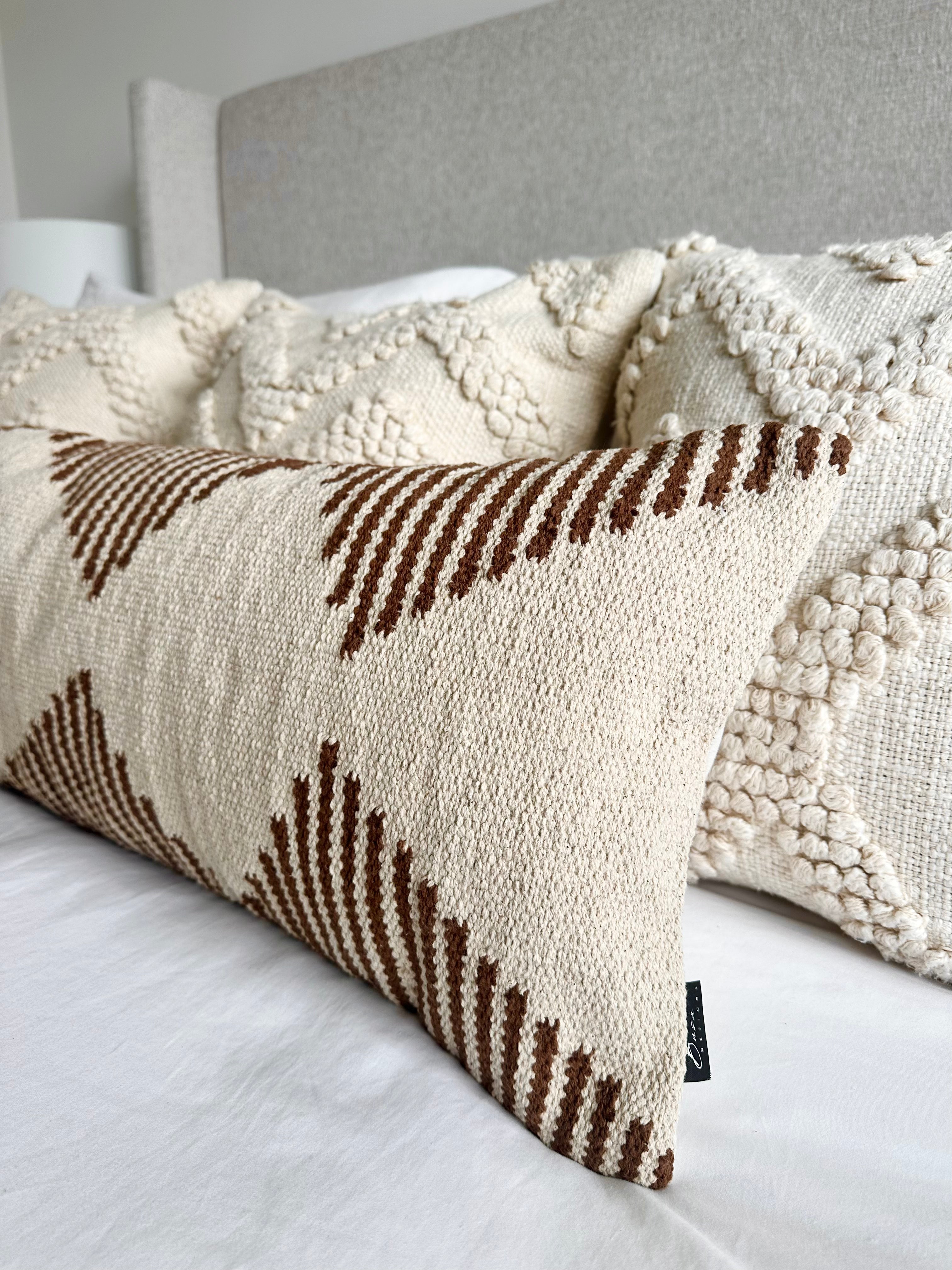 “Tehran: Cojín Lumbar XL en Beige y Marrón Cacao