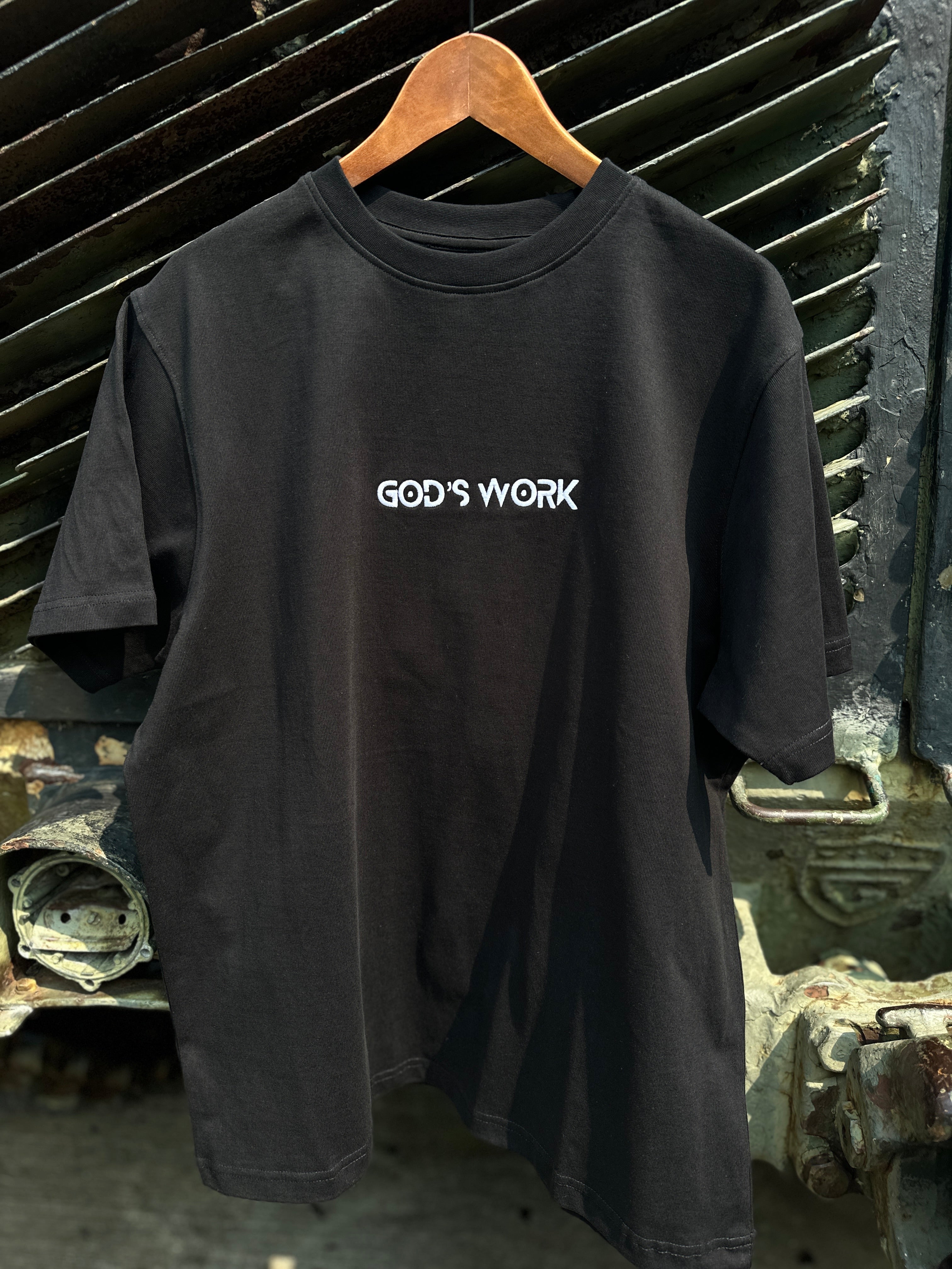 God’s Work – Camiseta Premium Bordada