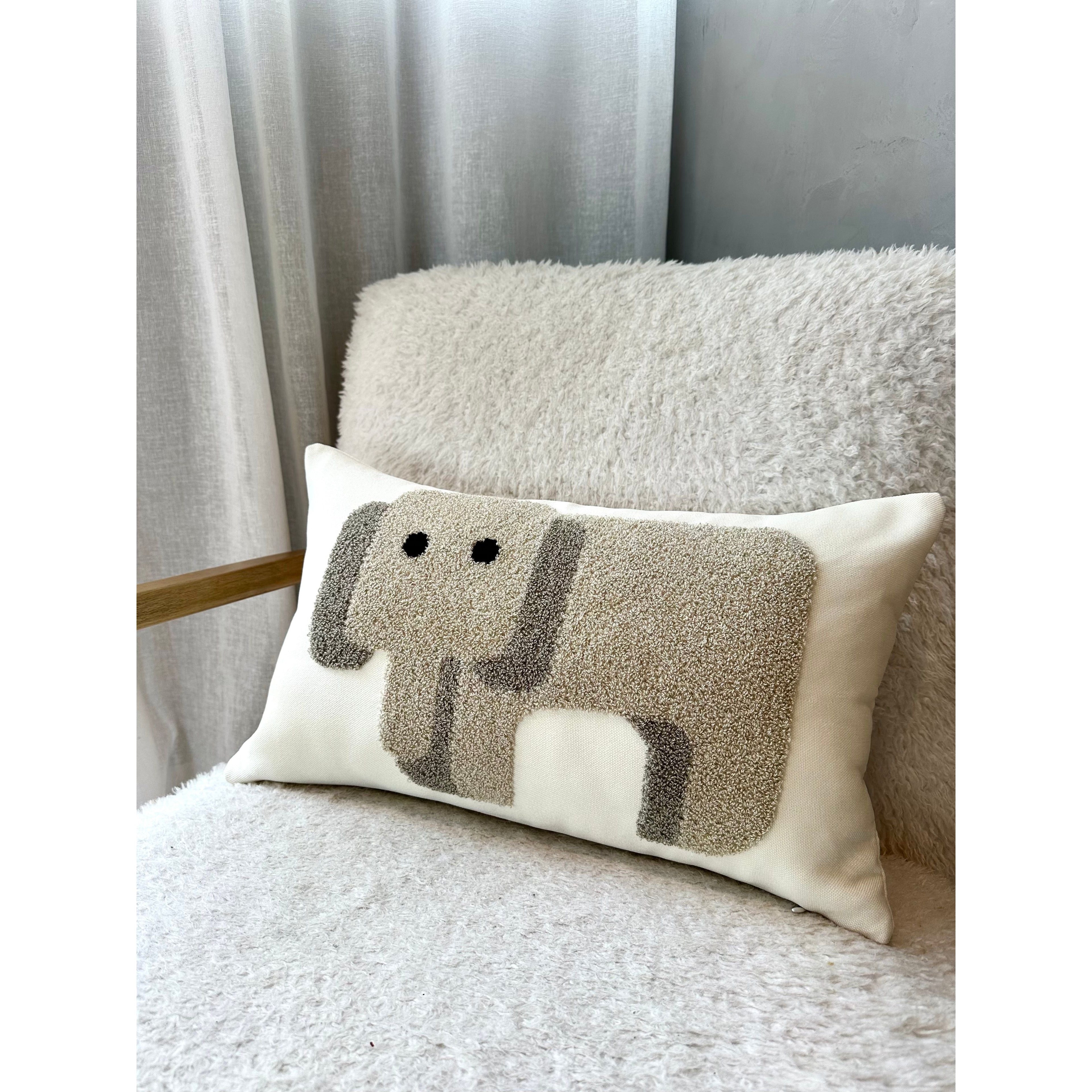 Funda de Cojín Lumbar Infantil Elefante Bordado – Dulzura y Encanto (12x20")
