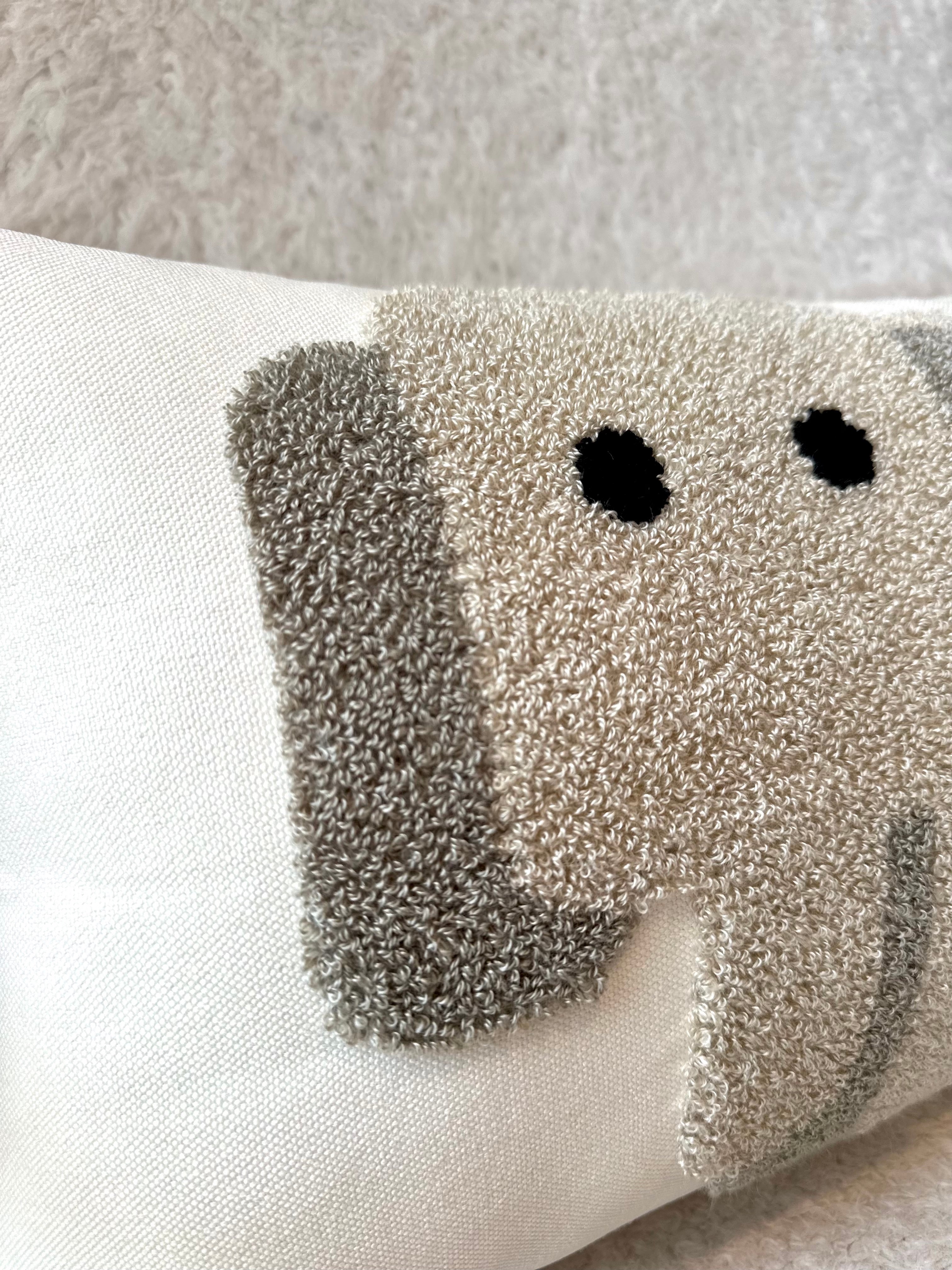 Funda de Cojín Lumbar Infantil Elefante Bordado – Dulzura y Encanto (12x20")