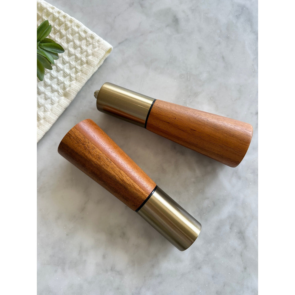Acacia Dorada: Sal y Pimienta con Estilo