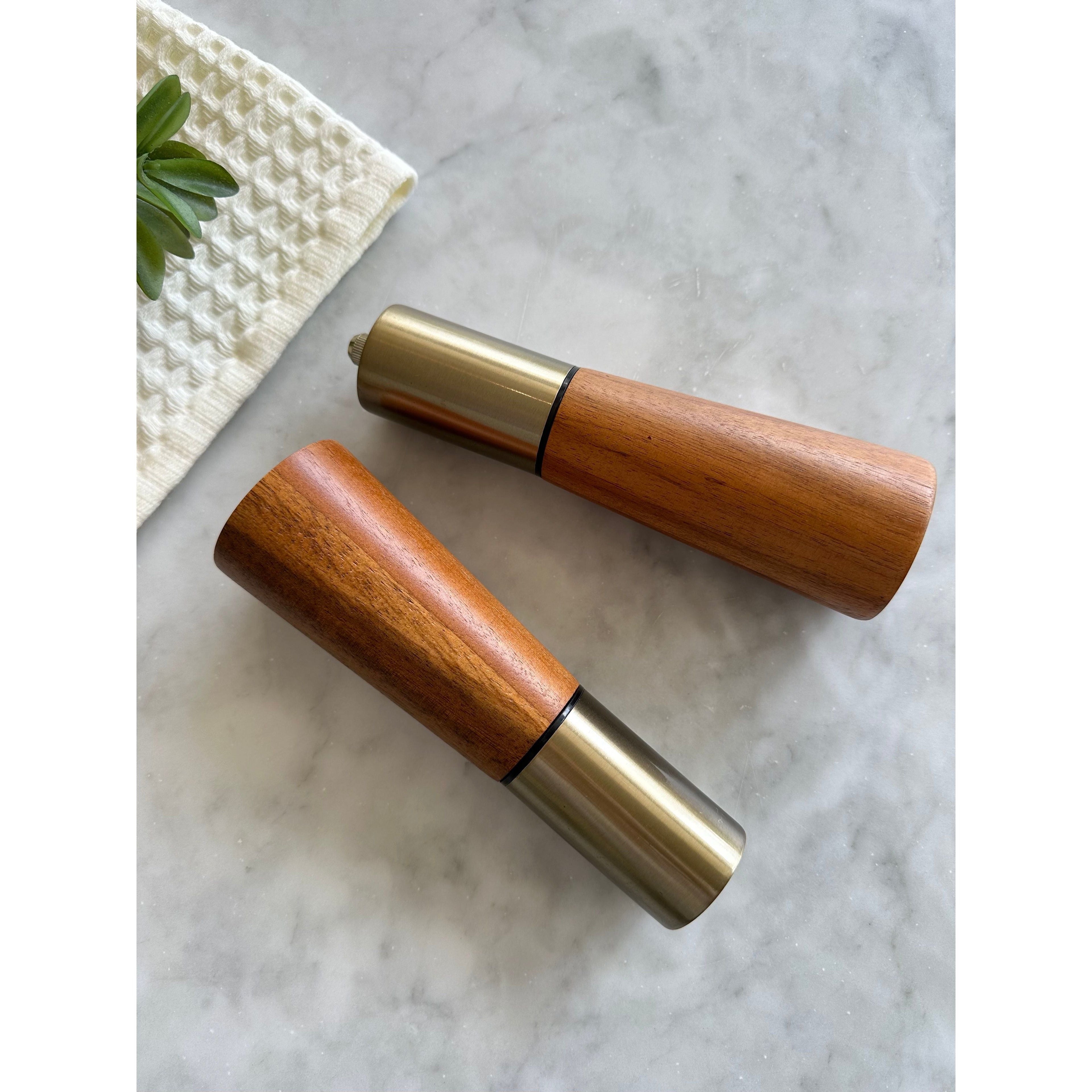 Acacia Dorada: Sal y Pimienta con Estilo