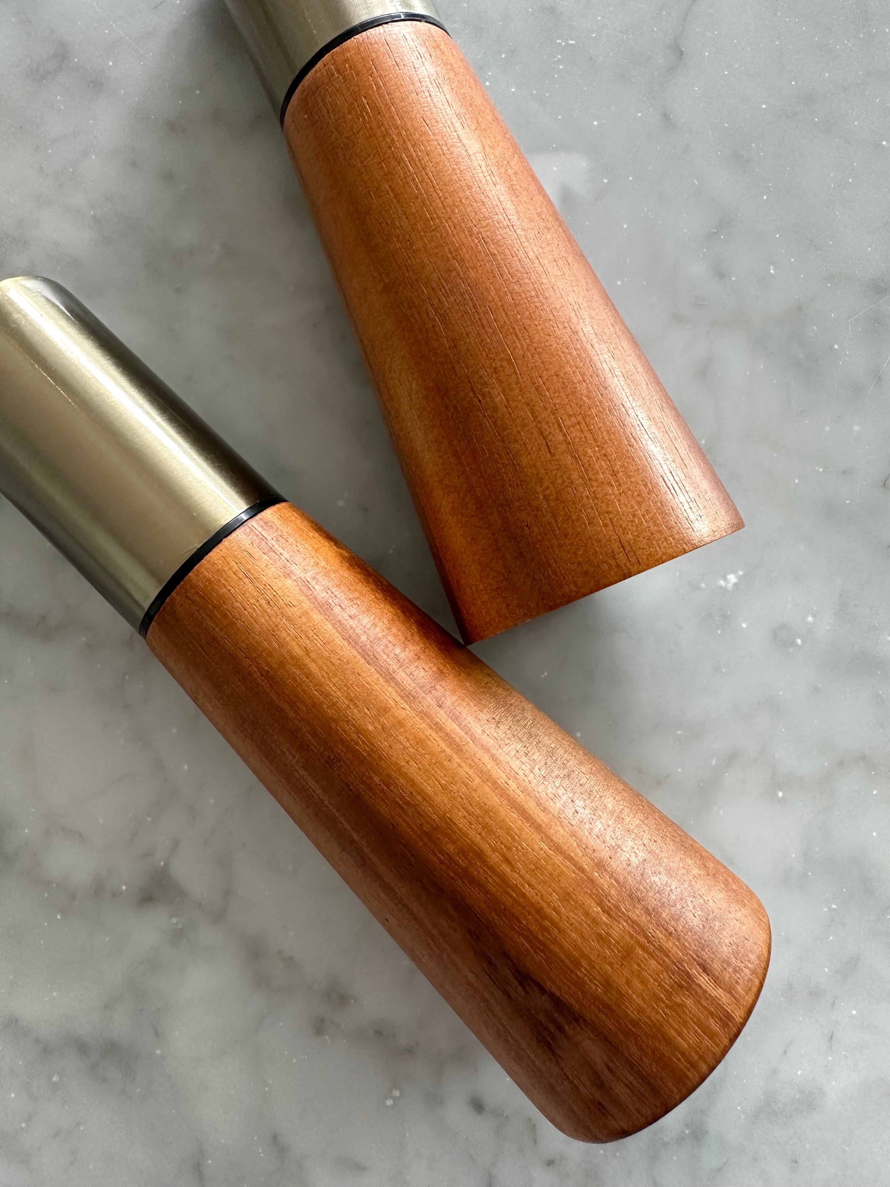 Acacia Dorada: Sal y Pimienta con Estilo