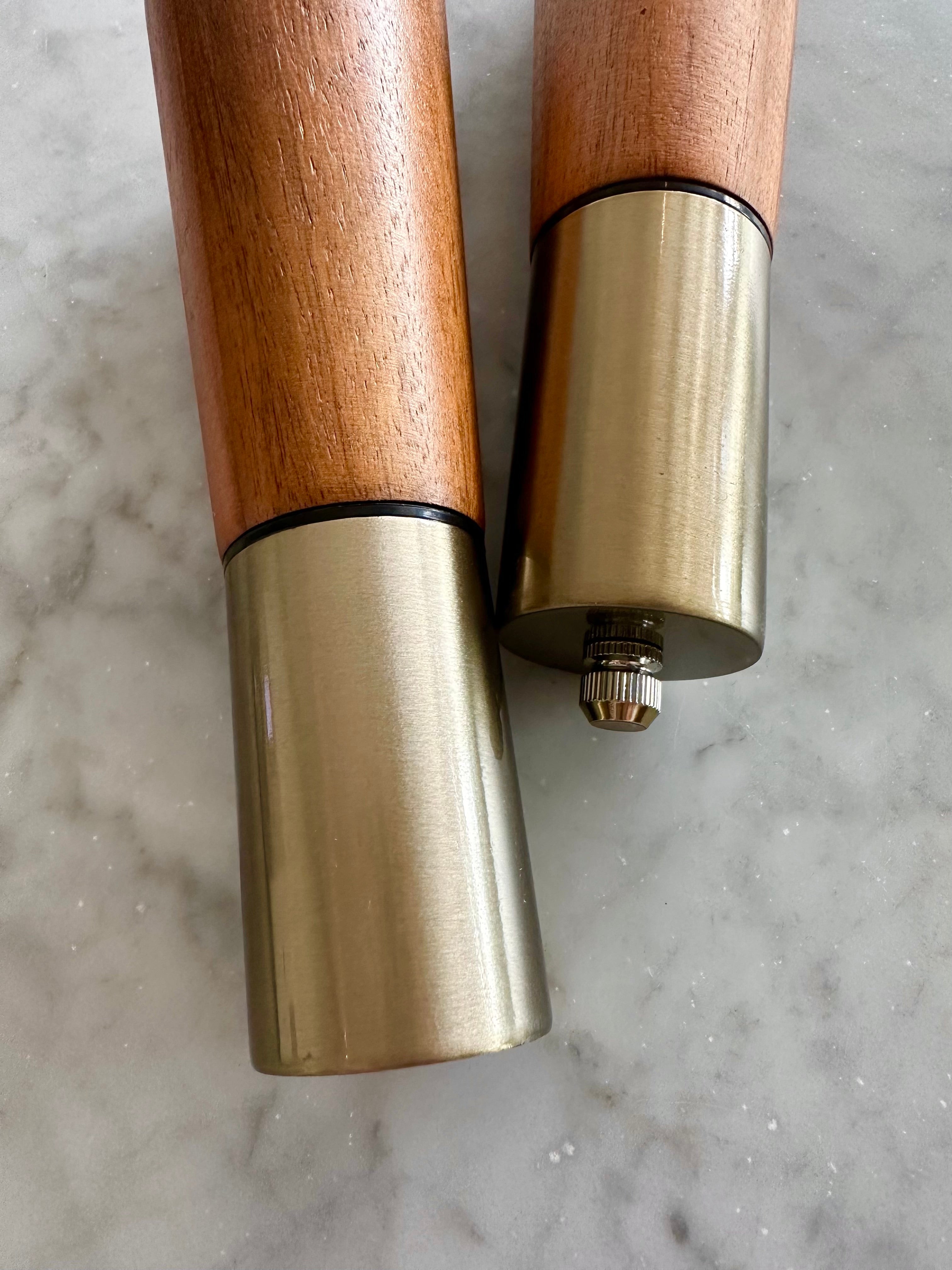 Acacia Dorada: Sal y Pimienta con Estilo