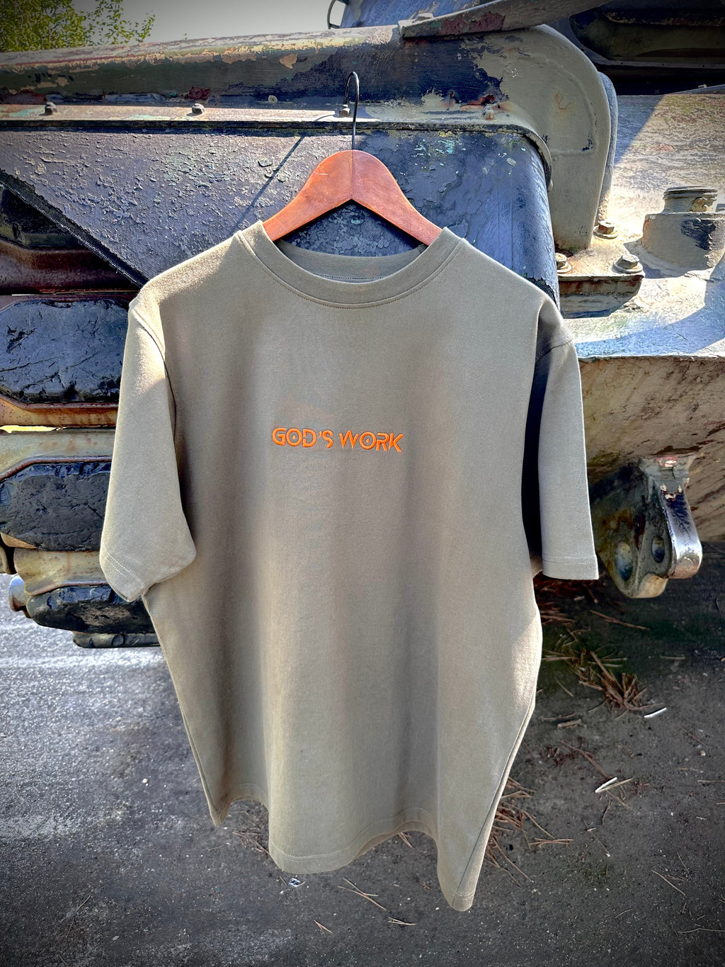 God’s Work – Camiseta Premium Bordada