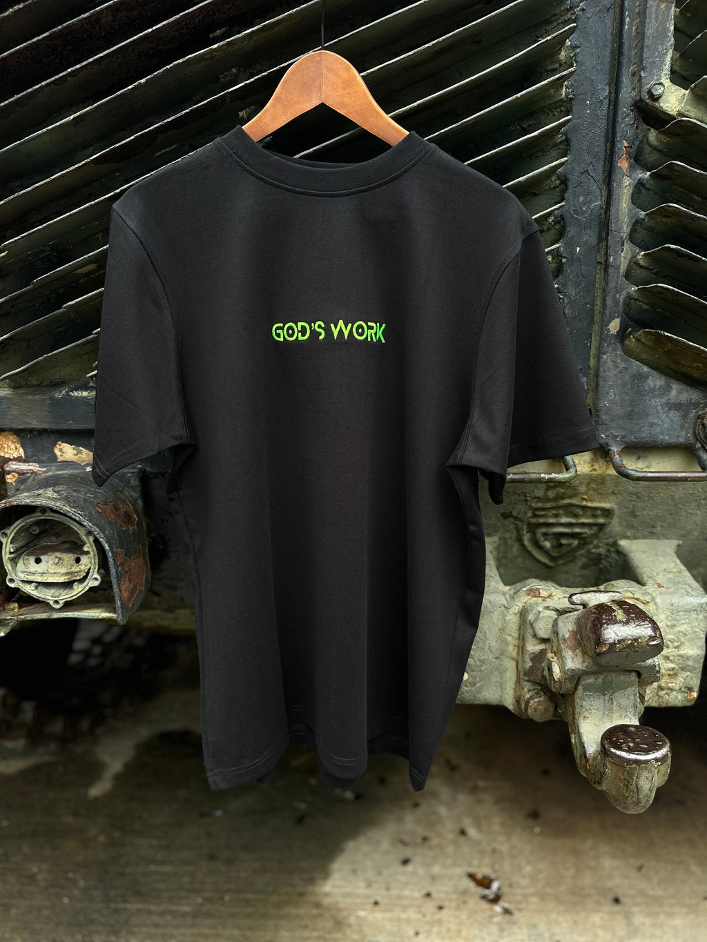 God’s Work – Camiseta Premium Bordada