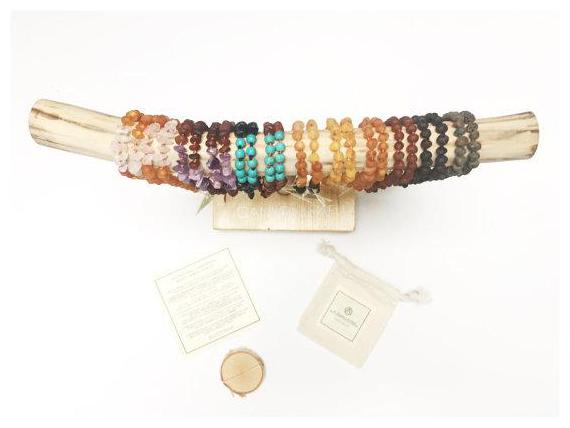 et de 24 Collares de Ámbar del Báltico + Exhibidor Artesanal en Madera de Deriva