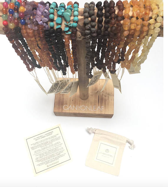 et de 24 Collares de Ámbar del Báltico + Exhibidor Artesanal en Madera de Deriva